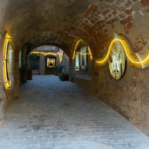 “Chiassi a fil di luce”: light installations by Cardella, Precisi and Serasini
