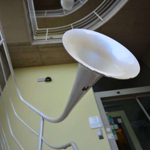 Richiamo e Porta: le installazioni sonora e luminosa di Massimo Bartolini